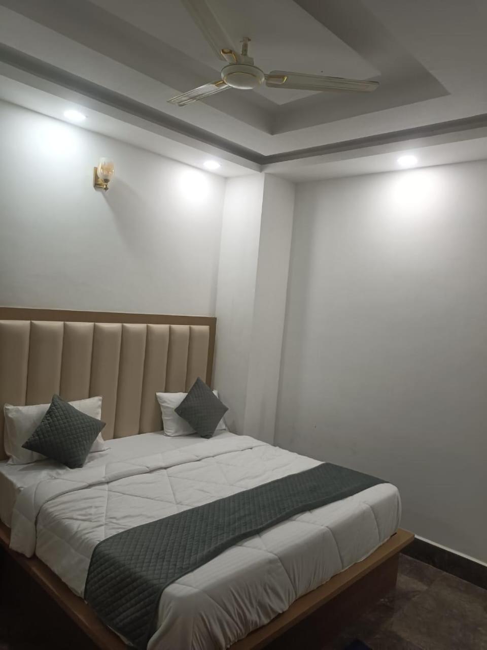 Hotel Golden Door Mathura Exterior photo