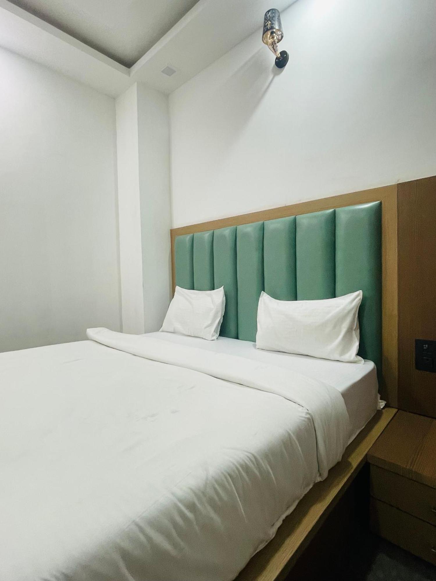 Hotel Golden Door Mathura Exterior photo