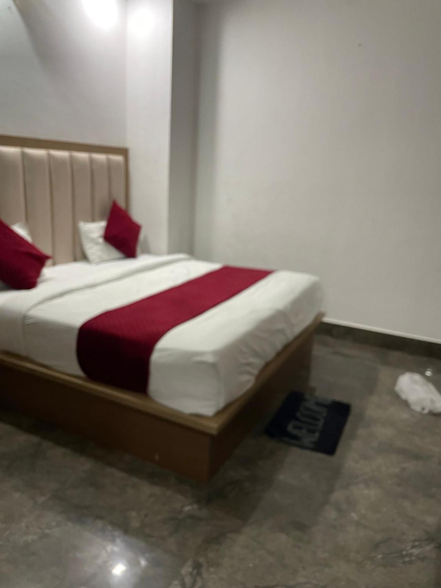 Hotel Golden Door Mathura Exterior photo
